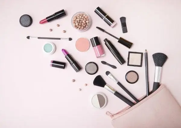 Cara Membuat Brand Kosmetik Sendiri dari Nol Tanpa Berakhir Menjadi Stok Mati di Gudang