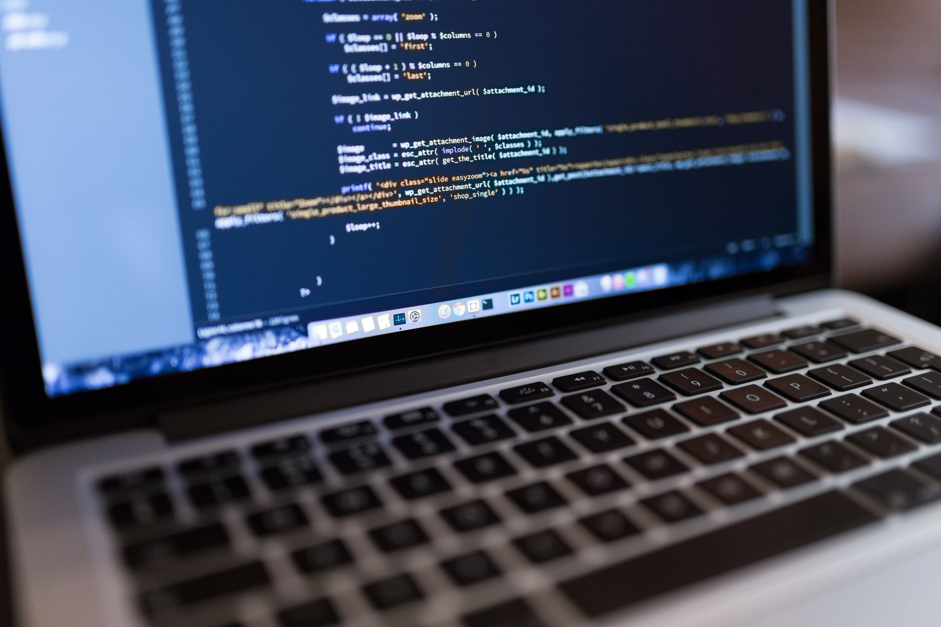 WordPress vs Coding : Mana yang Lebih Baik untuk Membuat Website ?